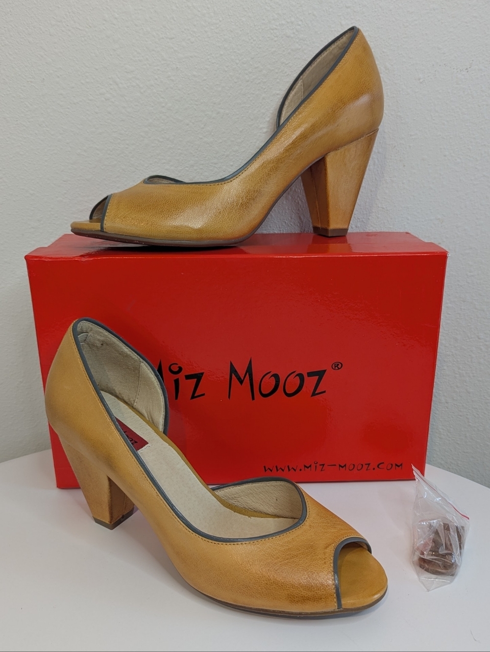 Miz Mooz Quinn Yellow Peep Toe Block Heel Pumps Sz 8 w/Box
